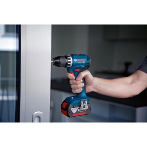 Avvitatore a batteria Bosch Professional GSR 18V-45 in azione durante l'avvitatura.