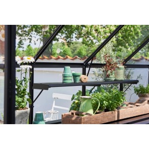 Étagère Halls Qube noire (138 cm) dans une serre avec plantes et décoration.