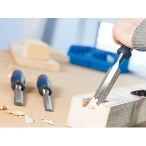 Jeu de ciseaux à bois LUX-TOOLS Comfort, 4 pièces en utilisation. Travail du bois au ciseau.