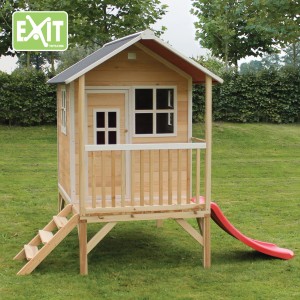 EXIT Loft 300 cabane en bois naturelle avec toboggan et escalier dans le jardin.