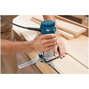 Fresatrice per bordi Bosch Professional GKF 600 in azione durante la fresatura di un bordo in legno.
