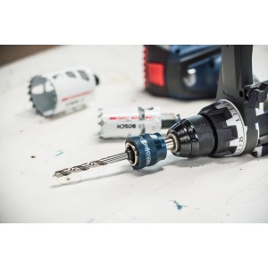 Bosch Power Change Plus System 8,7 mm in mandrino, seghe a tazza sullo sfondo.
