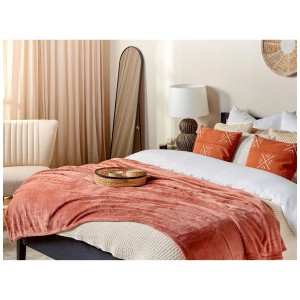 Coperta rossa Bayburt (200x220 cm) su un letto con cuscini decorativi e vassoio.
