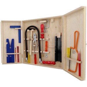Set de scie à chantourner 18 pièces avec armoire en bois, comprenant scie à chantourner, marteau, pinces, tournevis et autres accessoires.