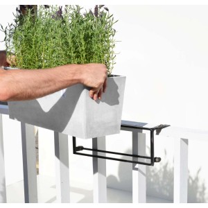 Jardinière balconnière Ecopots Brügge Rail gris-blanc avec plantes et support sur la rambarde.