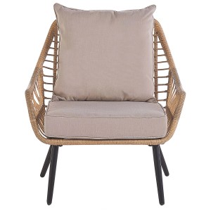 Sedia bistro Laureto in rattan con cuscini beige, parte del set di mobili da balcone.