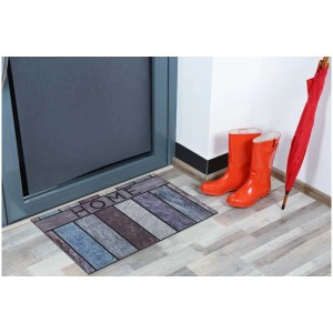 Andiamo Fussmatte La Traviata Wood/Gummi, 45x75 cm vor einer Tür mit Gummistiefeln und Regenschirm.