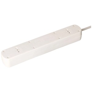 Multiprise blanche Basic Line avec 5 prises horizontales de type 13 et interrupteur.