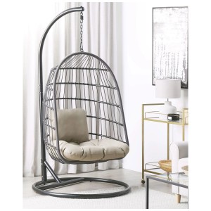 Sedia sospesa nera Beliani Allera con struttura e cuscini beige. Ideale per il relax.