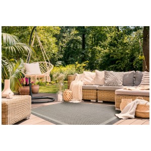 Grauer Andiamo Outdoor-Teppich Newberry (120x170 cm) auf einer Terrasse mit Gartenmöbeln.