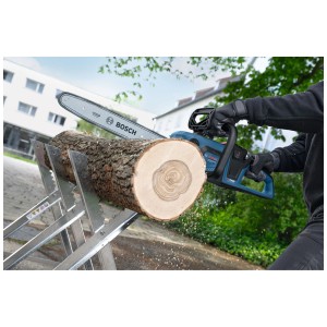 Tronçonneuse Bosch Professional GKE 18V-40 coupant une bûche, accessoire : chaîne de rechange.