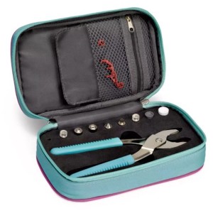 Prym Case Love per pinza Vario in menta-rosa, aperto con pinza e accessori. Strumento creativo.