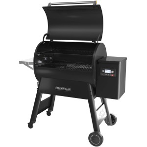Grill à pellets de bois Traeger Ironwood 885 noir avec couvercle ouvert et commande numérique.