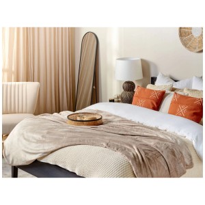 Coperta in poliestere beige (150x200 cm) su un letto. Morbida coperta per soggiorno e camera da letto.