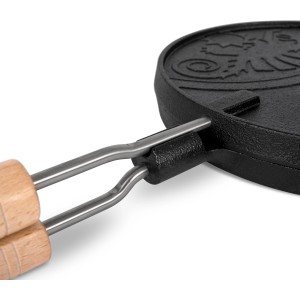 Gros plan : Gaufrier réversible en fonte avec poignées en bois pour des gaufres croustillantes.