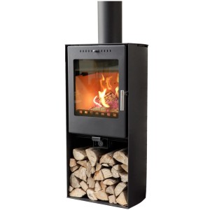 Poêle Aduro 19 noir avec rangement pour bois et feu allumé.