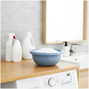 Bassine bleue Rotho Daily (Ø 34 cm, 6 l) remplie de mousse, placée dans la salle de bain.