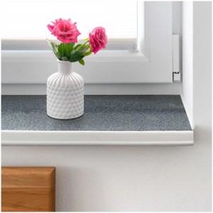 Weisser Reer Kantenschutz soft an einer Fensterbank, mit Blumenvase dekoriert.