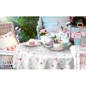 d-c-fix Tischdecke Bella Creme mit Blumenmuster auf gedecktem Gartentisch.