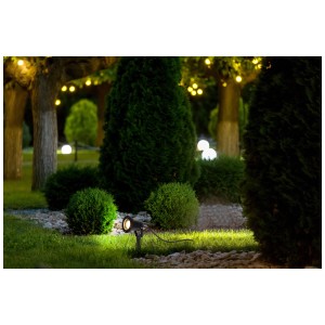 Faretto da giardino nero Max Hauri Jupitero illumina il giardino.