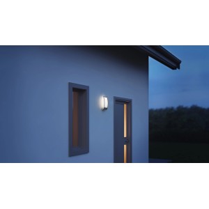 Applique murale extérieure Steinel L 22 anthracite sur mur près porte et fenêtre.