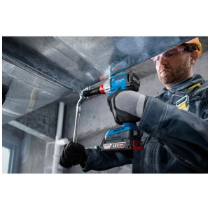 Avvitatore a impulsi a batteria Bosch Professional GDX 18V-285 in uso durante l'avvitatura.