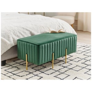 Banc Dayton en velours vert avec pieds dorés, 42x93x48 cm, utilisé comme tabouret devant un lit.