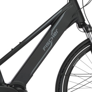 Gros plan : vélo de trekking électrique Fischer Viator 4.1i gris pour femme avec cadre trapèze.