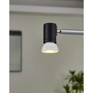 Lampadina LED Eglo connect.z GU10 opale, luce bianca calda in un faretto nero. Illuminazione Smart Home dimmerabile.