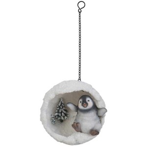 Schneekugel mit Pinguin (Ø 10 cm) als Gartendeko für den Winter.