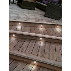 Patio in legno con faretti da incasso a LED Easy Connect (set da 3) per luce bianca calda.