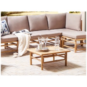 Table basse carrée Beliani Cerreto en bambou marron avec mobilier de salon.