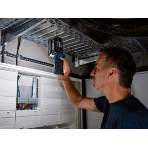 Lampada a batteria Bosch Professional GLI 18V-800 in uso, fissata con gancio, illumina l'area di lavoro.