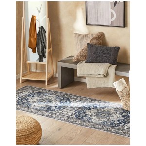 Tappeto passatoia Kottar, 80x300 cm, grigio-blu con motivo orientale in corridoio.