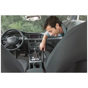 Homme nettoyant l'intérieur d'une voiture avec un suceur plat extra long Kärcher. Accessoire pour aspirateur multifonction.