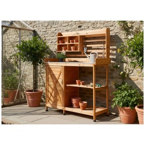 Table de rempotage Meldola en sapin clair avec plan de travail galvanisé, armoire, étagères ouvertes et crochets pour jardin.