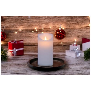 Weiße LED-Wachskerze (Ø 7,5 cm, 15 cm hoch) mit beweglicher Flamme für den Innenbereich.