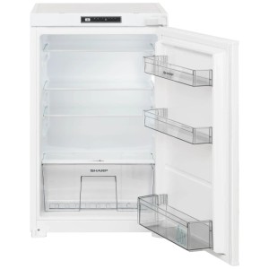 Offener, weißer Sharp Einbau-Kühlschrank mit Glasablagen und Türfächern.