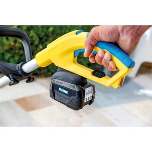Batteria Bosch 18V 4Ah collegata all'attrezzo da giardino Gloria. Batteria Power4All per utensili da giardino.