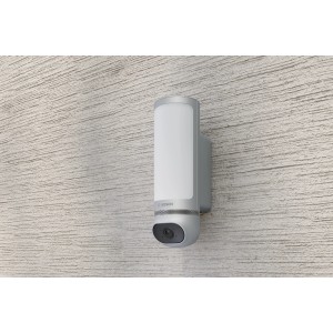 Bosch Smart Home Eyes II Außenkamera in Silber an einer Wand montiert.