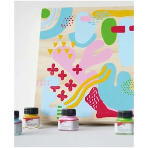 Set de peintures acryliques brillantes Kreul avec pinceau et planche en bois peinte avec des formes abstraites colorées.