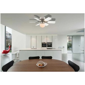 Ventilateur de plafond Globo, nickel mat, avec lampe dans une cuisine moderne. Le ventilateur assure la circulation de l'air.
