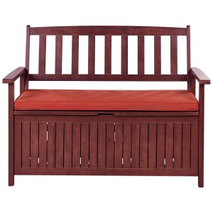Banc de jardin Beliani Sovana marron foncé en acacia avec coussin rouge et espace de rangement.