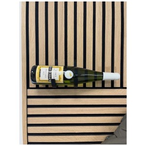 Portabottiglie 3D nero Denpanels su pannello acustico con bottiglia di vino.