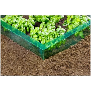 Barriera antichiocciole Windhager in PET che protegge un letto di basilico dalle lumache.