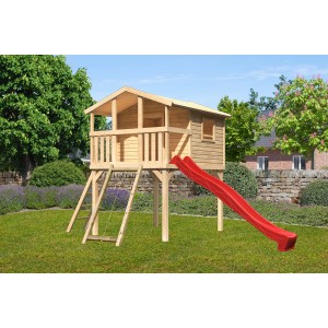Maison sur pilotis Karibu Benjamin en bois naturel avec toboggan rouge, échelle et rampe en filet dans le jardin.