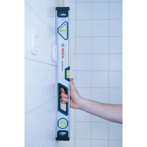 Bosch Professional Wasserwaage (60 cm) an Wand, gehalten von Hand. Messwerkzeug aus Aluminium.