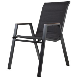Sedia impilabile nera Greemotion Malta con rivestimento in textilene e braccioli effetto legno.