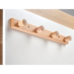 Hettich Garderobenleiste Typ 82 aus roher Buche mit 4 Holzhaken an weißer Wand. Ideal für Flur & Garderobe.