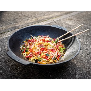 Wok Switch Grid Enders noir avec légumes et baguettes, ustensile de grill pour cuisine asiatique.